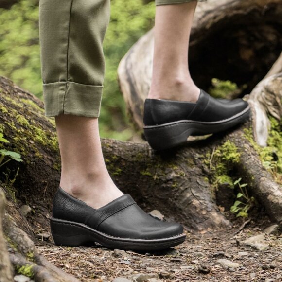 b.o.c. Born Peggy Slip-On Clogs - Picture 1 of 11